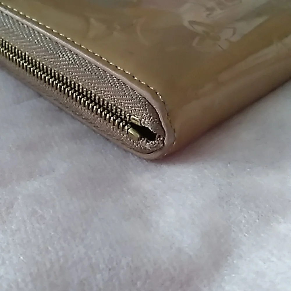 Louis Vuitton Gold Wallet Embossed Design Compact - Picture 5 of 5